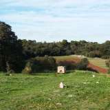 A destra e a sinistra si trovano dei campi coltivati, addolciti da piccole doline dal colore verde e rossastro